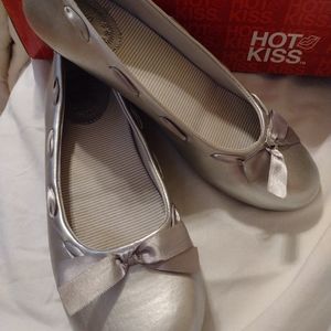 Midge-Hot Kiss size 8M flats, like new.